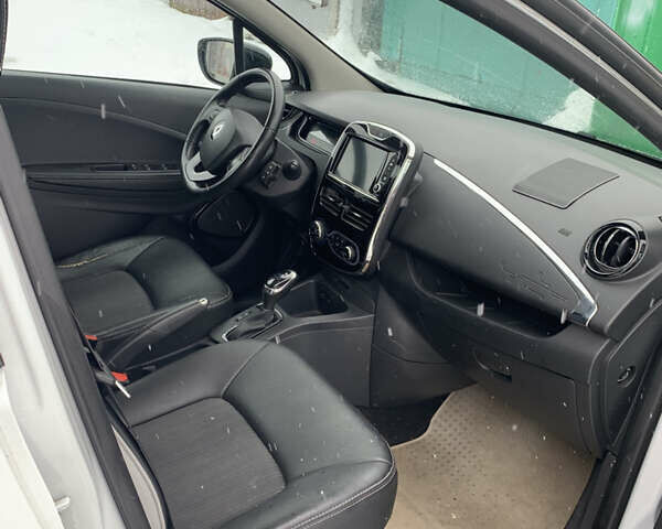 Белый Рено Зое, объемом двигателя 0 л и пробегом 159 тыс. км за 9200 $, фото 18 на Automoto.ua