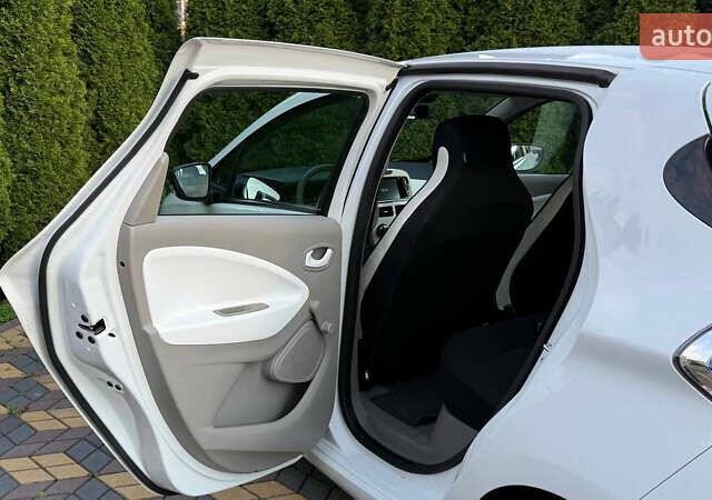 Белый Рено Зое, объемом двигателя 0 л и пробегом 53 тыс. км за 10150 $, фото 9 на Automoto.ua