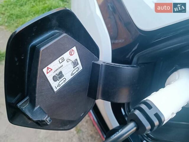Белый Рено Зое, объемом двигателя 0 л и пробегом 65 тыс. км за 10250 $, фото 30 на Automoto.ua