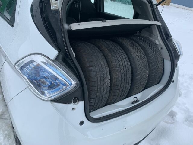 Белый Рено Зое, объемом двигателя 0 л и пробегом 159 тыс. км за 8999 $, фото 20 на Automoto.ua