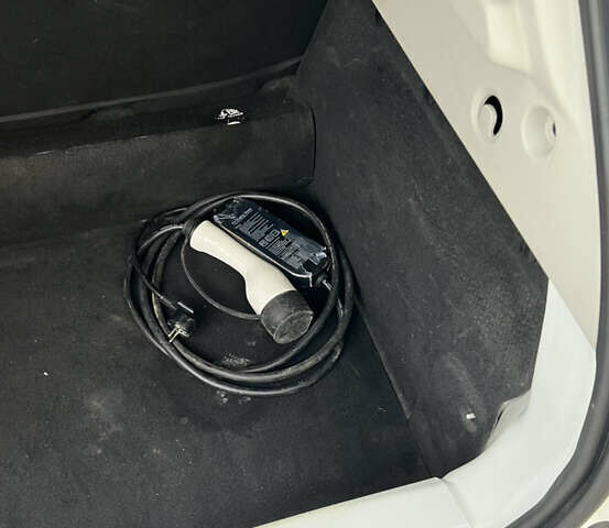 Білий Рено Зое, об'ємом двигуна 0 л та пробігом 109 тис. км за 8900 $, фото 31 на Automoto.ua