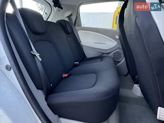 Белый Рено Зое, объемом двигателя 0 л и пробегом 67 тыс. км за 9500 $, фото 47 на Automoto.ua