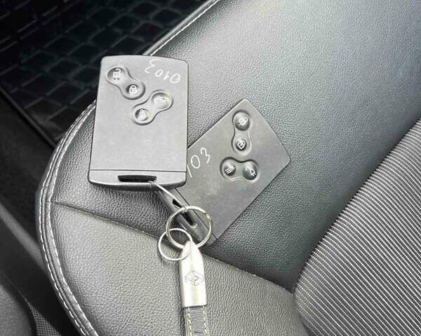 Белый Рено Зое, объемом двигателя 0 л и пробегом 70 тыс. км за 11000 $, фото 2 на Automoto.ua