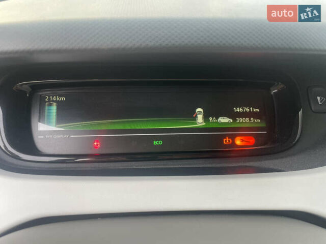 Белый Рено Зое, объемом двигателя 0 л и пробегом 145 тыс. км за 9700 $, фото 24 на Automoto.ua