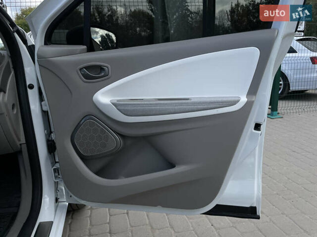 Білий Рено Зое, об'ємом двигуна 0 л та пробігом 28 тис. км за 9355 $, фото 31 на Automoto.ua