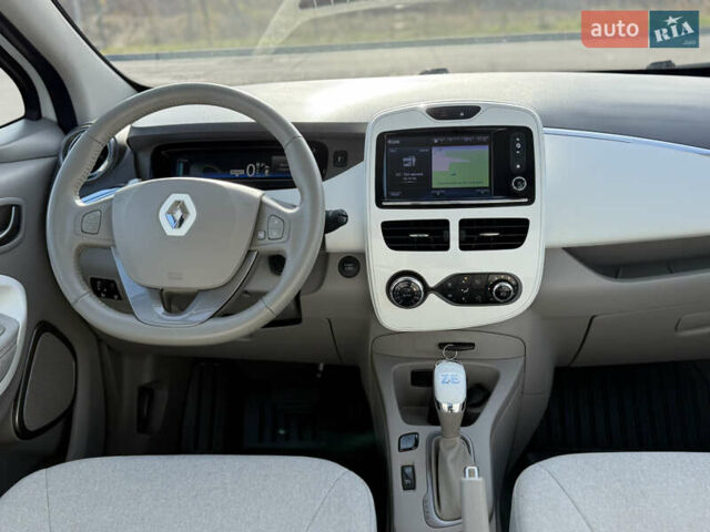 Белый Рено Зое, объемом двигателя 0 л и пробегом 112 тыс. км за 8900 $, фото 24 на Automoto.ua