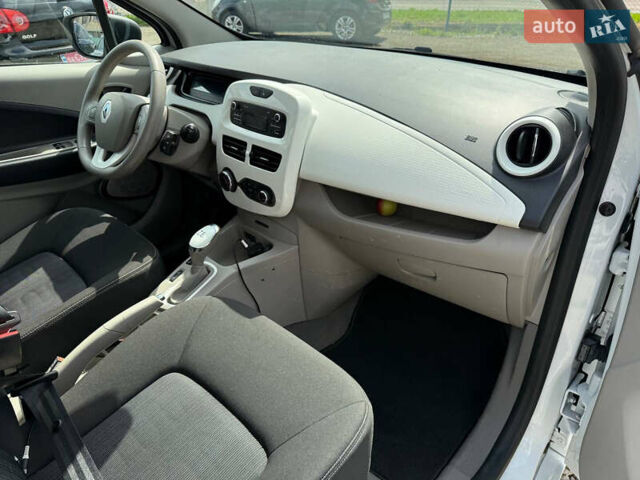 Белый Рено Зое, объемом двигателя 0 л и пробегом 69 тыс. км за 9450 $, фото 19 на Automoto.ua