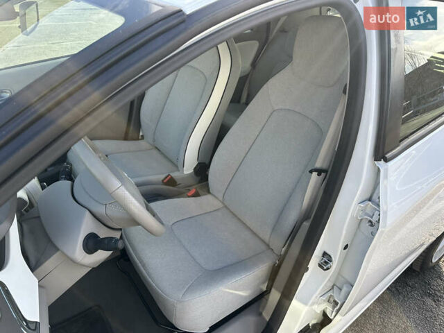 Белый Рено Зое, объемом двигателя 0 л и пробегом 27 тыс. км за 11500 $, фото 15 на Automoto.ua