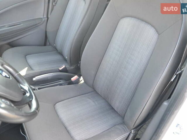 Білий Рено Зое, об'ємом двигуна 0 л та пробігом 80 тис. км за 9500 $, фото 34 на Automoto.ua