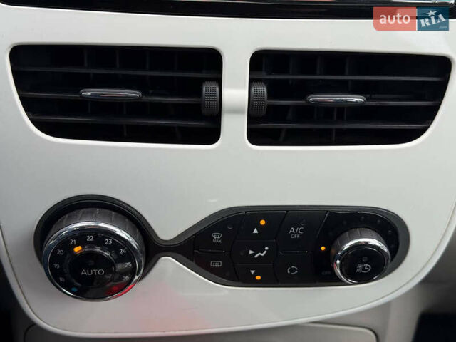 Белый Рено Зое, объемом двигателя 0 л и пробегом 38 тыс. км за 10200 $, фото 24 на Automoto.ua