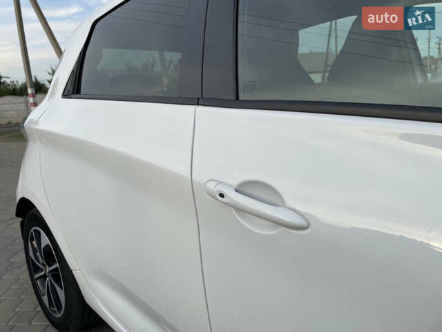 Белый Рено Зое, объемом двигателя 0 л и пробегом 84 тыс. км за 10500 $, фото 33 на Automoto.ua