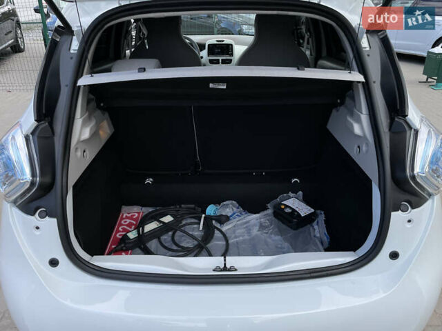 Білий Рено Зое, об'ємом двигуна 0 л та пробігом 28 тис. км за 9355 $, фото 27 на Automoto.ua