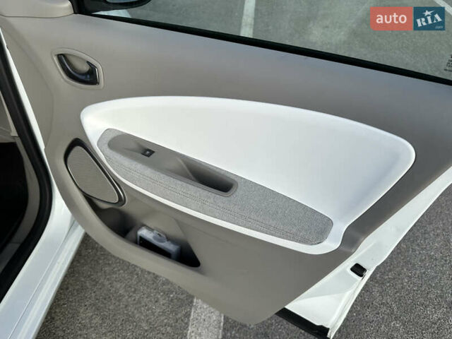 Белый Рено Зое, объемом двигателя 0 л и пробегом 27 тыс. км за 11500 $, фото 28 на Automoto.ua