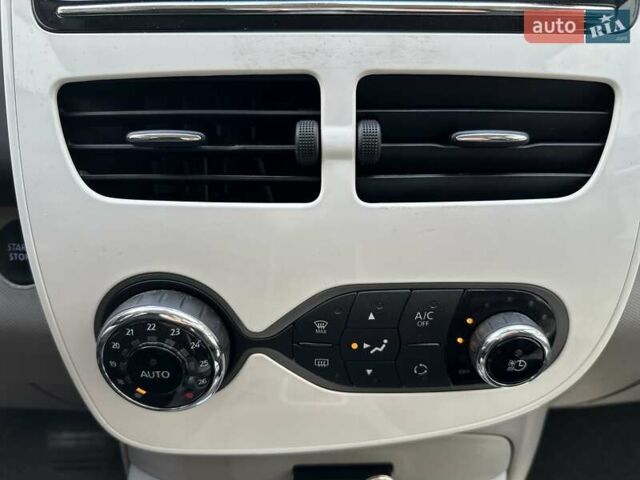 Белый Рено Зое, объемом двигателя 0 л и пробегом 59 тыс. км за 10500 $, фото 24 на Automoto.ua