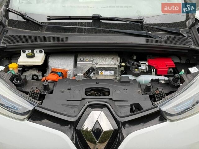 Белый Рено Зое, объемом двигателя 0 л и пробегом 60 тыс. км за 10300 $, фото 37 на Automoto.ua