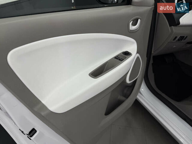 Белый Рено Зое, объемом двигателя 0 л и пробегом 21 тыс. км за 9950 $, фото 19 на Automoto.ua