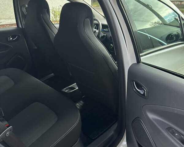 Білий Рено Зое, об'ємом двигуна 0 л та пробігом 102 тис. км за 9500 $, фото 11 на Automoto.ua