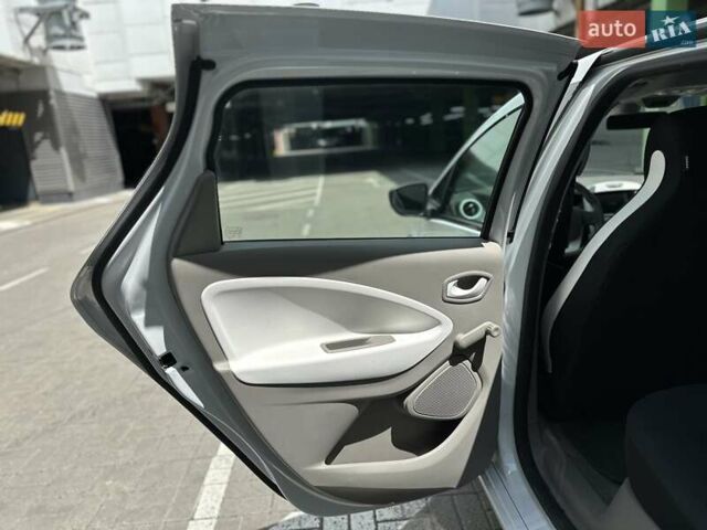 Белый Рено Зое, объемом двигателя 0 л и пробегом 59 тыс. км за 10500 $, фото 26 на Automoto.ua
