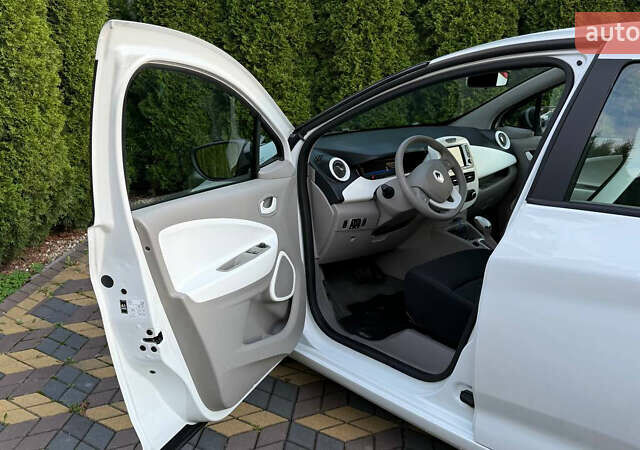 Белый Рено Зое, объемом двигателя 0 л и пробегом 53 тыс. км за 10150 $, фото 7 на Automoto.ua