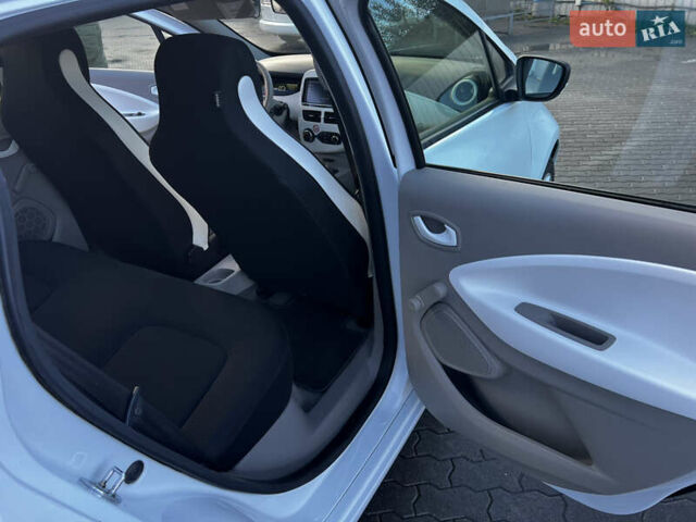 Белый Рено Зое, объемом двигателя 0 л и пробегом 84 тыс. км за 9700 $, фото 8 на Automoto.ua