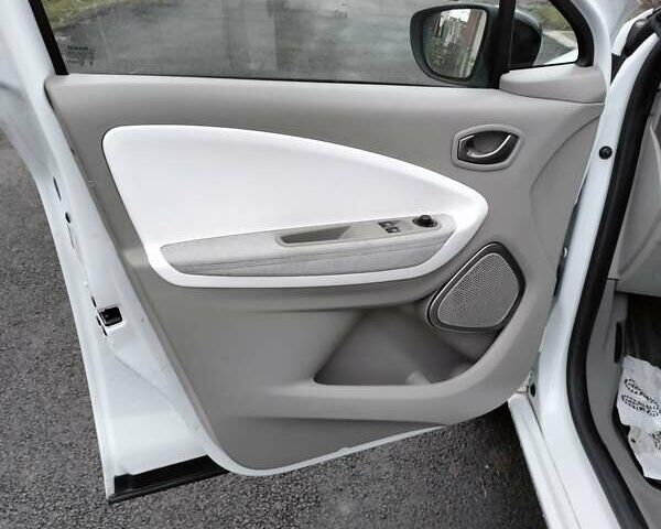 Білий Рено Зое, об'ємом двигуна 0 л та пробігом 93 тис. км за 9399 $, фото 12 на Automoto.ua