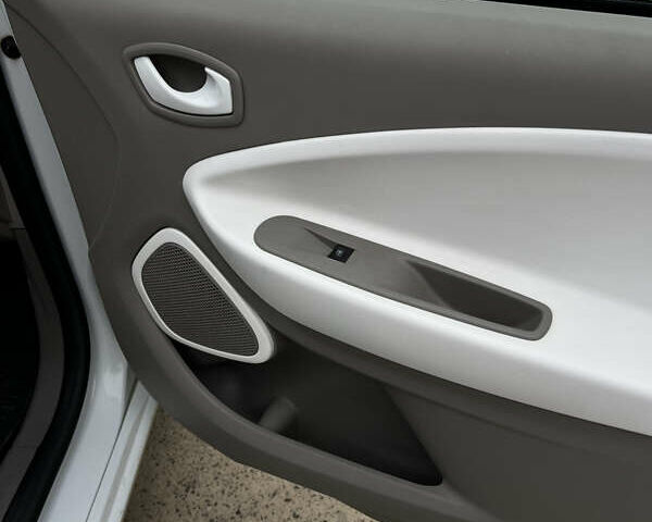 Белый Рено Зое, объемом двигателя 0 л и пробегом 140 тыс. км за 8550 $, фото 13 на Automoto.ua