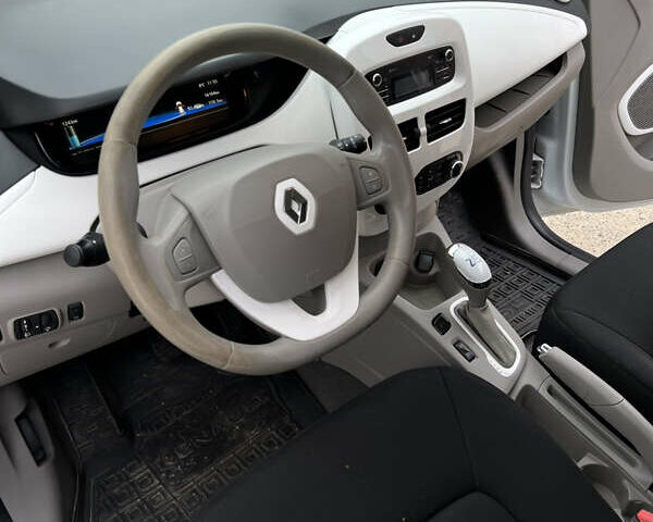 Белый Рено Зое, объемом двигателя 0 л и пробегом 140 тыс. км за 8550 $, фото 17 на Automoto.ua