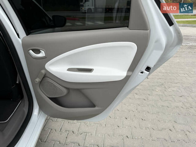 Белый Рено Зое, объемом двигателя 0 л и пробегом 11 тыс. км за 10499 $, фото 17 на Automoto.ua