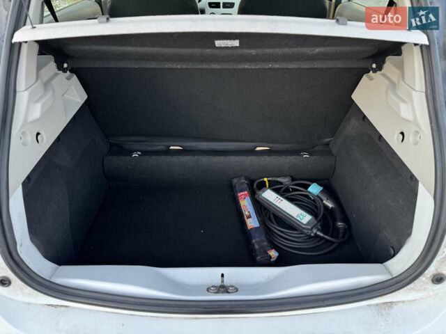 Белый Рено Зое, объемом двигателя 0 л и пробегом 67 тыс. км за 9500 $, фото 50 на Automoto.ua