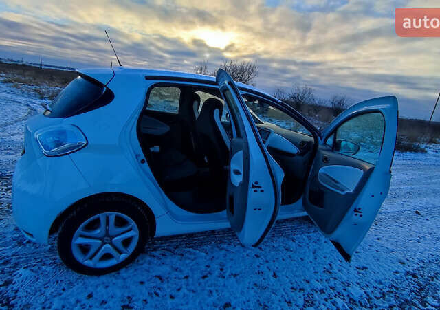 Белый Рено Зое, объемом двигателя 0 л и пробегом 66 тыс. км за 10200 $, фото 2 на Automoto.ua