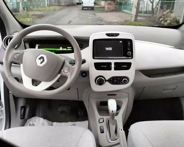 Білий Рено Зое, об'ємом двигуна 0 л та пробігом 93 тис. км за 9399 $, фото 16 на Automoto.ua