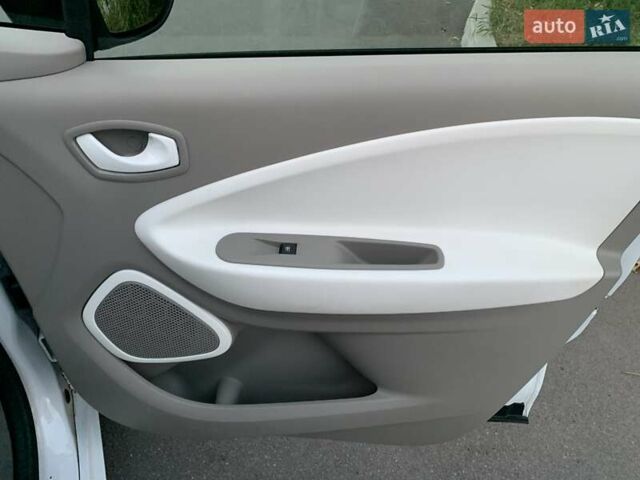 Білий Рено Зое, об'ємом двигуна 0 л та пробігом 29 тис. км за 10500 $, фото 15 на Automoto.ua