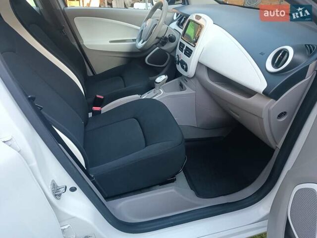 Белый Рено Зое, объемом двигателя 0 л и пробегом 65 тыс. км за 10250 $, фото 44 на Automoto.ua