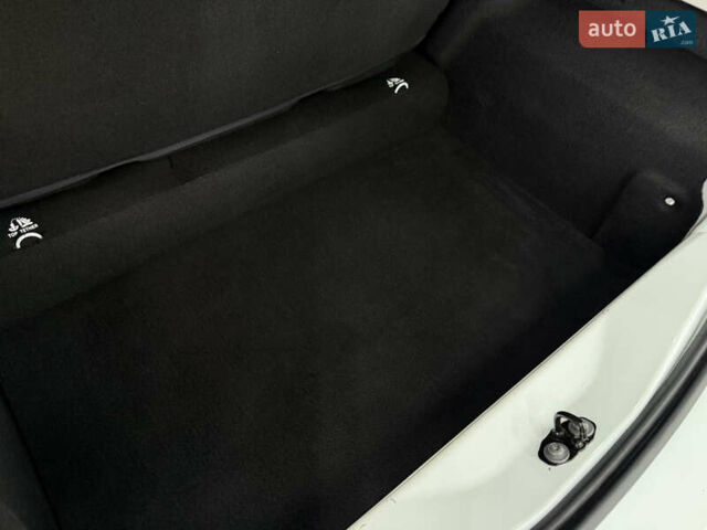 Белый Рено Зое, объемом двигателя 0 л и пробегом 21 тыс. км за 9950 $, фото 25 на Automoto.ua