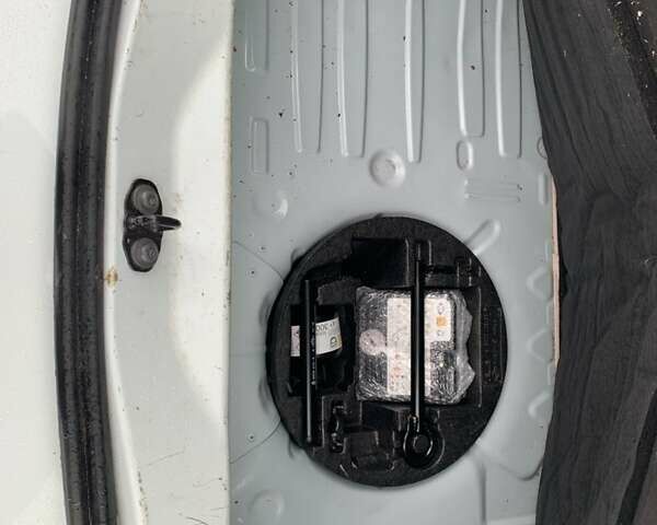 Білий Рено Зое, об'ємом двигуна 0 л та пробігом 159 тис. км за 8999 $, фото 50 на Automoto.ua