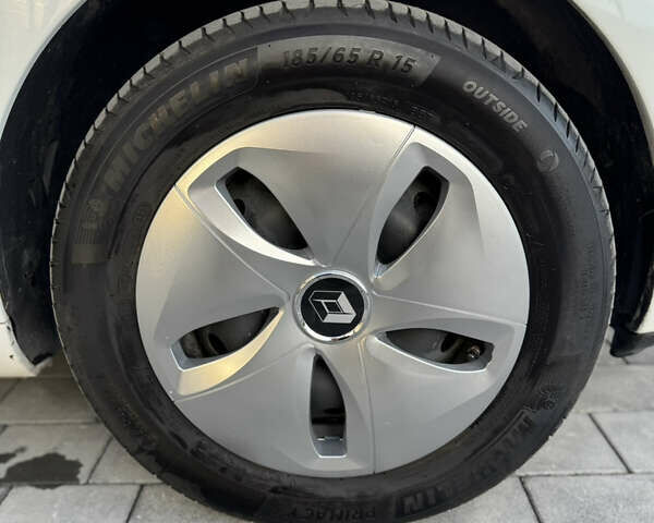 Белый Рено Зое, объемом двигателя 0 л и пробегом 67 тыс. км за 9500 $, фото 30 на Automoto.ua