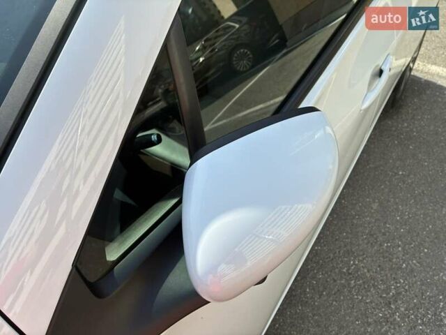 Белый Рено Зое, объемом двигателя 0 л и пробегом 94 тыс. км за 13300 $, фото 42 на Automoto.ua