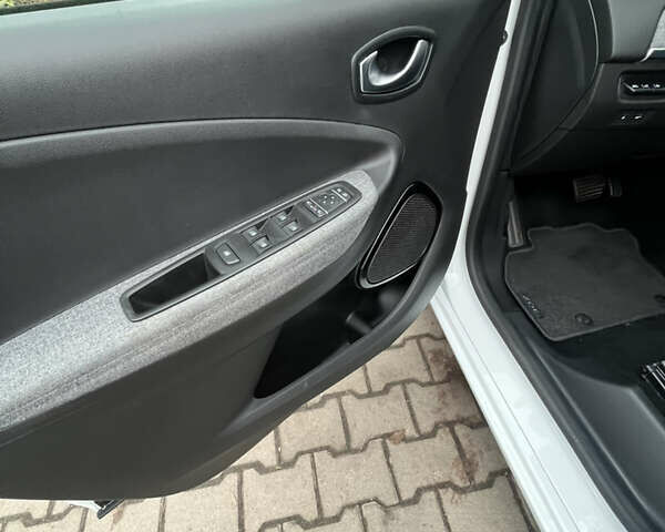 Белый Рено Зое, объемом двигателя 0 л и пробегом 64 тыс. км за 11450 $, фото 22 на Automoto.ua