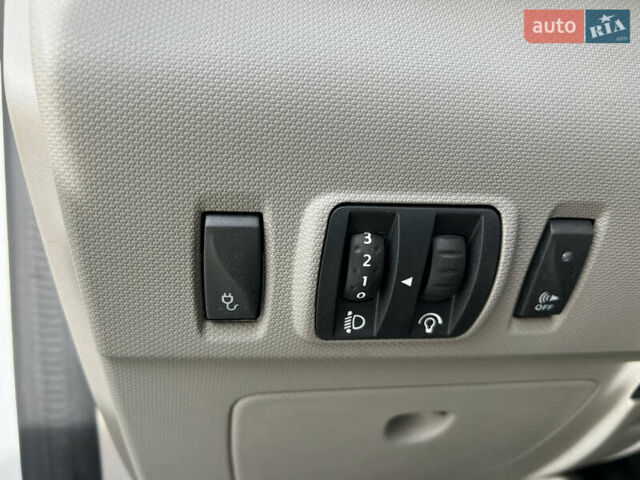 Белый Рено Зое, объемом двигателя 0 л и пробегом 25 тыс. км за 9700 $, фото 34 на Automoto.ua