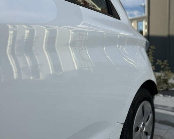 Белый Рено Зое, объемом двигателя 0 л и пробегом 67 тыс. км за 9500 $, фото 20 на Automoto.ua