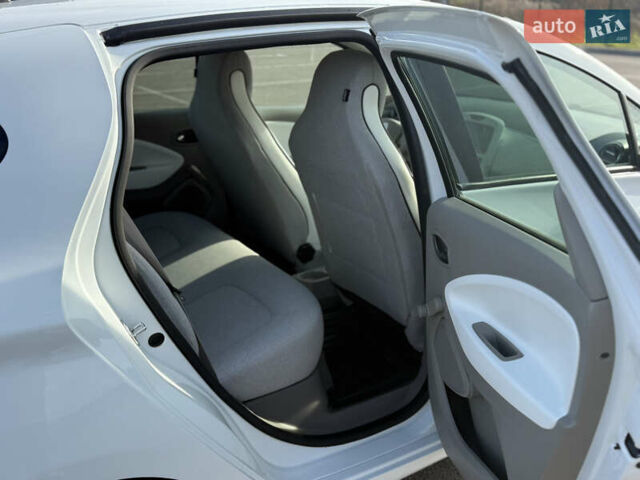 Белый Рено Зое, объемом двигателя 0 л и пробегом 112 тыс. км за 8900 $, фото 18 на Automoto.ua