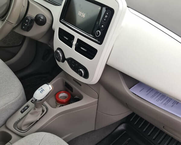 Белый Рено Зое, объемом двигателя 0 л и пробегом 113 тыс. км за 10000 $, фото 7 на Automoto.ua