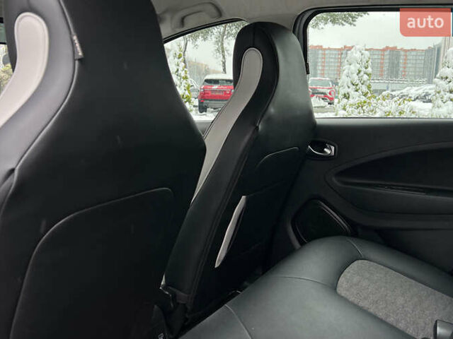 Белый Рено Зое, объемом двигателя 0 л и пробегом 120 тыс. км за 12999 $, фото 20 на Automoto.ua