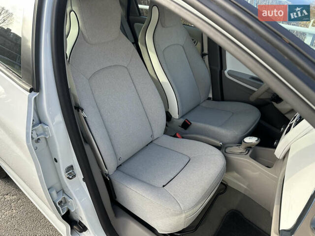 Белый Рено Зое, объемом двигателя 0 л и пробегом 27 тыс. км за 11500 $, фото 27 на Automoto.ua