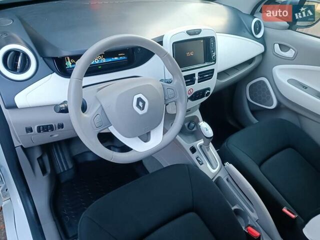 Белый Рено Зое, объемом двигателя 0 л и пробегом 65 тыс. км за 10250 $, фото 54 на Automoto.ua