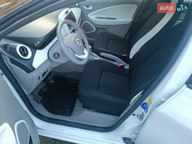 Белый Рено Зое, объемом двигателя 0 л и пробегом 65 тыс. км за 10250 $, фото 52 на Automoto.ua