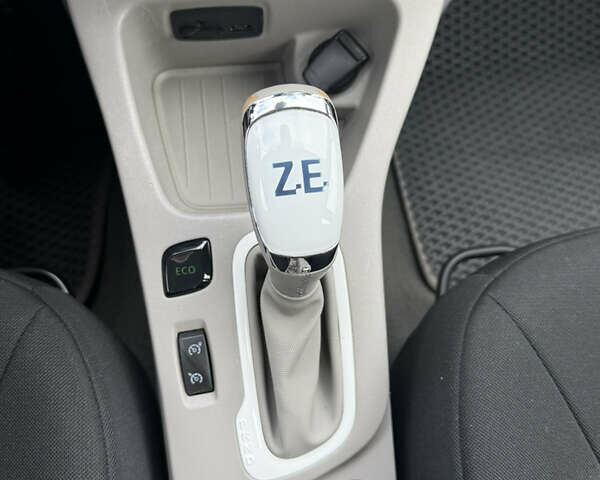 Білий Рено Зое, об'ємом двигуна 0 л та пробігом 46 тис. км за 10500 $, фото 12 на Automoto.ua