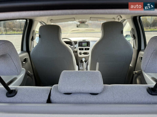 Белый Рено Зое, объемом двигателя 0 л и пробегом 112 тыс. км за 8900 $, фото 15 на Automoto.ua