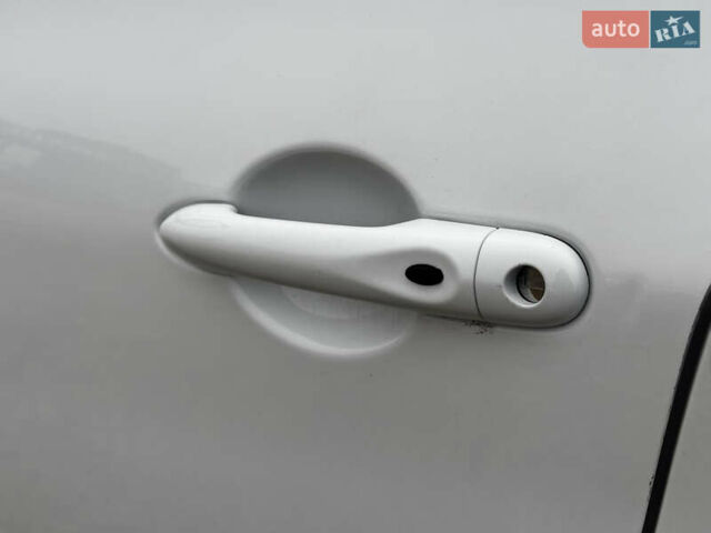 Белый Рено Зое, объемом двигателя 0 л и пробегом 68 тыс. км за 11499 $, фото 12 на Automoto.ua