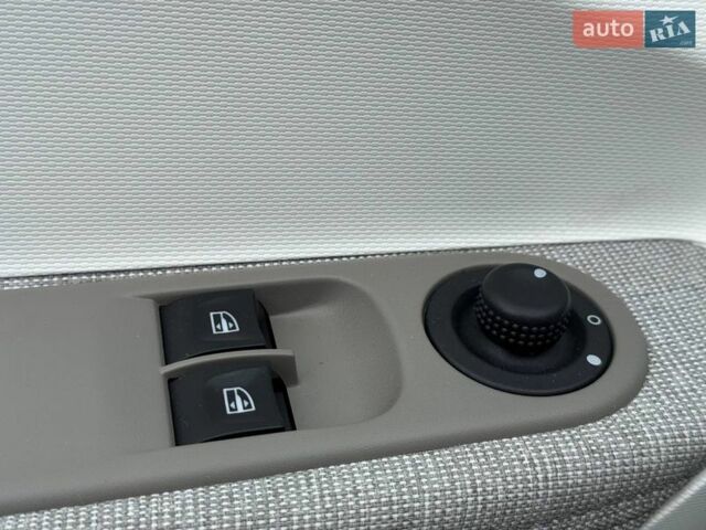 Белый Рено Зое, объемом двигателя 0 л и пробегом 60 тыс. км за 10300 $, фото 16 на Automoto.ua